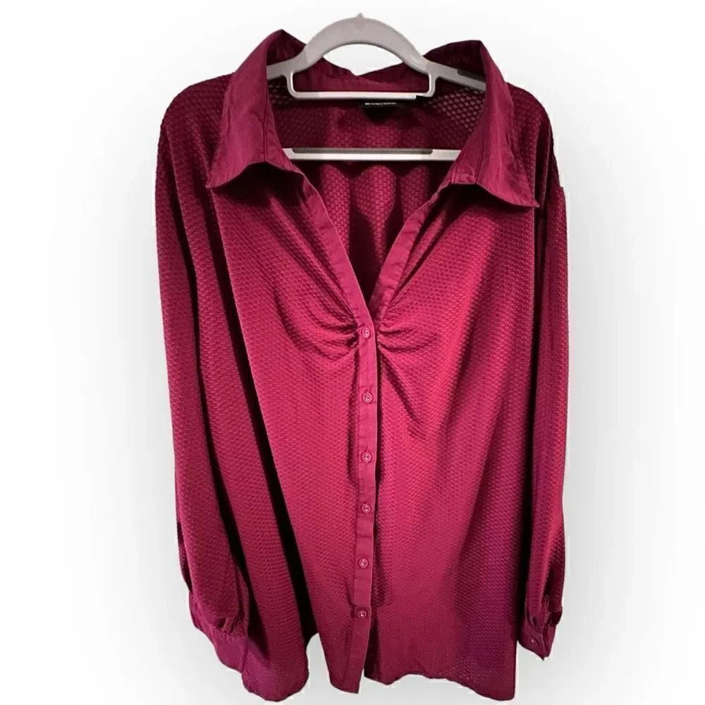 Avenue stretch maroon button blouse size 30/32 polyester/spandex/cotton